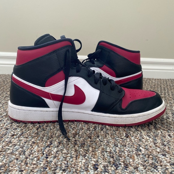 Air Jordan 1’s MID - Picture 4 of 4